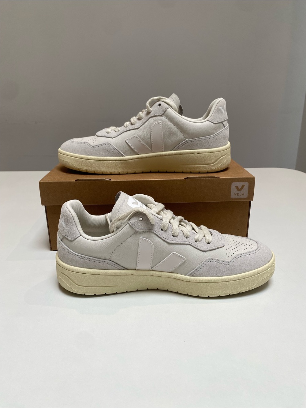 Veja V-90 O.T. Leather Sneaker in Gravel/White size 39EU/8US New in Box - Picture 4 of 7